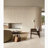 Lastra Gresie I Travertini Beige Vein Cut 120x280 cm – ambient living, living cu semineu, canapea si perete travertin