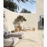 Lastra Gresie I Travertini Beige Vein Cut 120x280 cm – ambient terasa, terasa cu canapea, perete curbat travertin si piscina