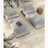 Lastra Gresie I Travertini Beige Vein Cut 120x280 cm – ambient terasa, doua sezlonguri gri pe pardoseala travertin exterior