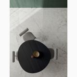 Gresie Abk Iceberg Mat 120x120 cm – ambient living, vedere de sus masa neagra pe pardoseala marmorata