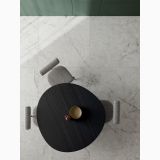 Gresie Abk Iceberg Lucios 120x120 cm – ambient living, pardoseala marmorata vazuta de sus cu masa neagra si scaun