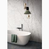 Gresie Abk Iceberg Lucios 120x120 cm – ambient baie, baie moderna cu cada freestanding si perete marmurat