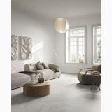 Gresie HNS 15 Nesting Iceberg Mat 60x60 cm – ambient living, living luminos cu canapea gri si masuta lemn, pe pardoseala