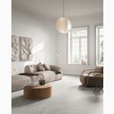 Gresie Exterior Nesting HNS 215 Iceberg 80x80x2 cm – ambient living, living modern cu canapea gri si masa lemn, pe pardoseala