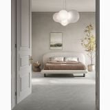 Gresie HNS 15 Nesting Iceberg Mat 80x80 cm – ambient dormitor, dormitor elegant cu pat tapitat si gresie gri deschis, pe pardoseala