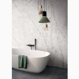 Gresie Abk Iceberg Mat 120x280x0,6 cm – ambient baie, baie moderna cu cada freestanding si perete marmorat