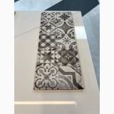 Faianta Montblanc Pearl Decoro Lucios 20x50 cm – placa cu model patchwork gri pe blat alb