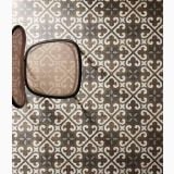 Gresie Intarsi Glam 05 20x20 cm – ambient, pardoseala cu motive florale si scaun din rachita