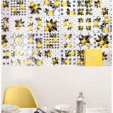 Gresie Vita Bianco Lucios 20x20 cm – ambient bucatarie, faianta alba pe perete sub tapet lamai colorat