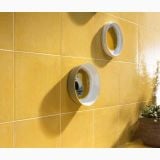 Gresie Vita Giallo Lucios 20x20 cm – ambient, perete galben lucios cu obiecte decorative rotunde