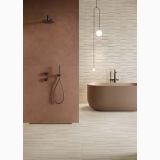 Gresie Terre Cotto 80x80 cm – ambient baie, baie moderna cu cada freestanding si perete terracotta