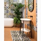 Gresie Vita Cotto Mat 20x20 cm – ambient baie, baie cu cada, plante verzi si covor mozaic colorat, pe pardoseala