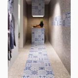 Gresie Vita Pietra Mat 20x20 cm – ambient hol, hol cu covor mozaic albastru si dulap suspendat, pe pardoseala si perete