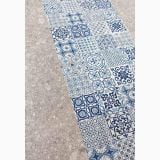 Gresie Vita Pietra Mat 20x20 cm – ambient, gresie cu model azulejo alaturi de piatra gri, pe pardoseala
