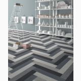 Gresie Digitalart Night 10x60 cm – ambient comercial, pardoseala gri model chevron, raft cu obiecte decorative