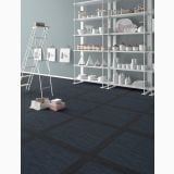 Gresie Digitalart Night 10x60 cm – ambient comercial, pardoseala gri inchis in spatiu cu rafturi si scara