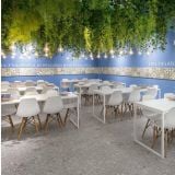 Gresie Vita Pietra Mat 20x20 cm – ambient comercial, spatiu comercial cu mese albe si perete decorativ albastru, pe pardoseala