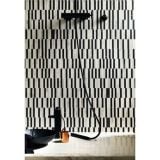 Mozaic pe plasa Calacatta Gold Stripe 27.2x29 cm – ambient baie, perete mozaic dungi alb-negru, robinet negru, blat marmura