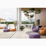 Gresie Inclusioni Soave Bianco Perla Soft 60x60x1.2 cm – ambient living, terasa deschisa cu pardoseala gresie, canapele portocalii si mov
