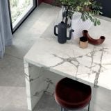 Gresie ABK Lux Invisible Pearl Lucios 120x280 cm – ambient living, masa marmurata cu decoratiuni, pardoseala aceeasi gresie