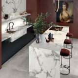 Gresie ABK Lux Invisible Pearl Lucios 120x280 cm – ambient bucatarie, bucatarie eleganta cu insula marmura si scaune catifea, pe pardoseala si perete