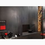 Lastra Gresie Metaline Iron Mat 120x280X0,6 cm – ambient living, living modern cu semineu negru mat si lemn de foc, pe pardoseala si perete