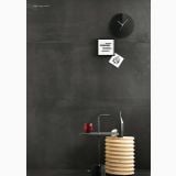 Lastra Gresie Metaline Iron Mat 120x280X0,6 cm – ambient living, perete gri antracit cu ceas, tablou si masuta lemn