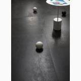 Lastra Gresie Metaline Iron Mat 120x280X0,6 cm – ambient living, pardoseala gri antracit cu masuta rotunda si sfere decorative