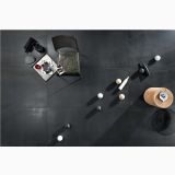 Gresie de exterior Metaline Iron Antislip Mat 60x60x2 cm – ambient living, pardoseala gri antracit cu obiecte decorative aranjate