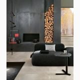 Gresie de exterior Metaline Plate Antislip Mat 60x60x2 cm – ambient living, living modern cu canapea neagra si lemne decorative, pe pardoseala
