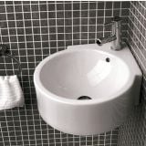 Lavoar Isla diam. 39.5 cm Cu Preaplin – ambient baie, lavoar rotund colt cu mozaic gri si prosop alb, pe perete
