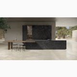 Gresie Piemme Limestone Italian White 60x120 cm Antiderapanta – ambient bucatarie, bucatarie moderna cu insula neagra si pardoseala travertin