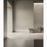 Gresie Piemme Limestone Italian White 60x120 cm Antiderapanta – ambient baie, baie minimalista gri cu banca suspendata si perete travertin