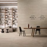 Gresie Exterior Nordic Stone Danimarca 45x90 Anti-Slip – ambient living, living cu masa lemn, scaune negre si biblioteca, pe pardoseala si perete