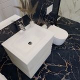 Set Mobilier Suspendat Baie Harmony 61 cm Bianco Matrix – ambient baie, baie moderna cu gresie marmurata negru auriu si mobilier alb, pe pardoseala si perete