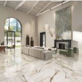 Gresie Abk Calacatta Vena Oro Mat 120x280 cm – ambient living, living luminos cu semineu marmura si pardoseala gresie efect marmorat