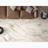 Gresie Abk Calacatta Vena Oro Mat 120x280 cm – ambient living, pardoseala marmorata vazuta de sus cu canapea maro