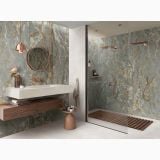 Gresie Sensi Roma Imperiale Lucios 120x280 cm – ambient baie, baie moderna cu marmura verde, dus sticla si cupru, pe pardoseala si perete