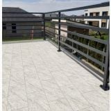 Gresie Portelaanta Exterior ITA Roccia Bianco Antislip 30.5x61 cm – ambient terasa, terasa gresie gri montata cu balustrada metalica, pe pardoseala