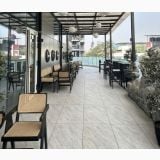 Gresie Portelaanta Exterior ITA Roccia Bianco Antislip 30.5x61 cm – ambient terasa, terasa exterioara cu scaune rattan si gresie gri, pe pardoseala
