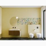 Gresie Nuances Luce Mat 60x120 cm – ambient baie, baie galbena cu gresie neagra si tapet floral, pe pardoseala
