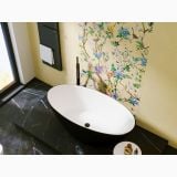 Gresie Nuances Luce Mat 60x120 cm – ambient baie, baie moderna cu cada ovala neagra si tapet floral, pe pardoseala