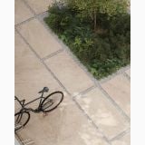 Gresie Bergstone Ivory Antislip 60x60 cm – ambient exterior, terasa exterioara placata cu bicicleta si vegetatie, pe pardoseala