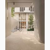 Gresie Bergstone Ivory Antislip 60x60 cm – ambient exterior, curte interioara cu pardoseala gresie, bicicleta si copaci