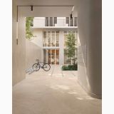 Gresie Bergstone Ivory 30x60 cm – ambient exterior, curte interioara pasaj cu bicicleta si cutii postale, pe pardoseala