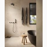 Gresie Bergstone Ivory 90x90 cm – ambient baie, baie moderna cu cada neagra si prosoape gri, pe pardoseala