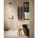 Gresie Bergstone Ivory 120x120 cm – ambient baie, baie moderna cu cada neagra si dus incastrat, pe pardoseala si perete