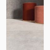 Gresie Ghost Ivory Mat 60x60 cm – ambient living, pardoseala gri clara cu pufuri catifelate rosii
