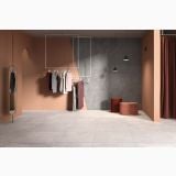 Gresie Ghost Ivory Mat 90x90 cm – ambient comercial, spatiu comercial cu pardoseala gri deschis si perete gri