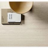 Faianta Sensi Roma Wave Ivory Mat 60x120 cm – detaliu, carti si bol lemn pe pardoseala texturata